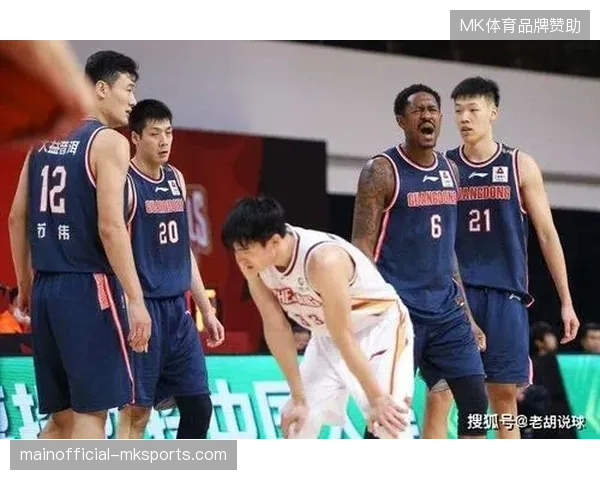 中国男足进攻端办法寥寥,印尼队凭借高效反击战术提前锁定胜局 中国男足进攻端办法寥寥,印尼队凭借高效反击战术提前锁定胜局